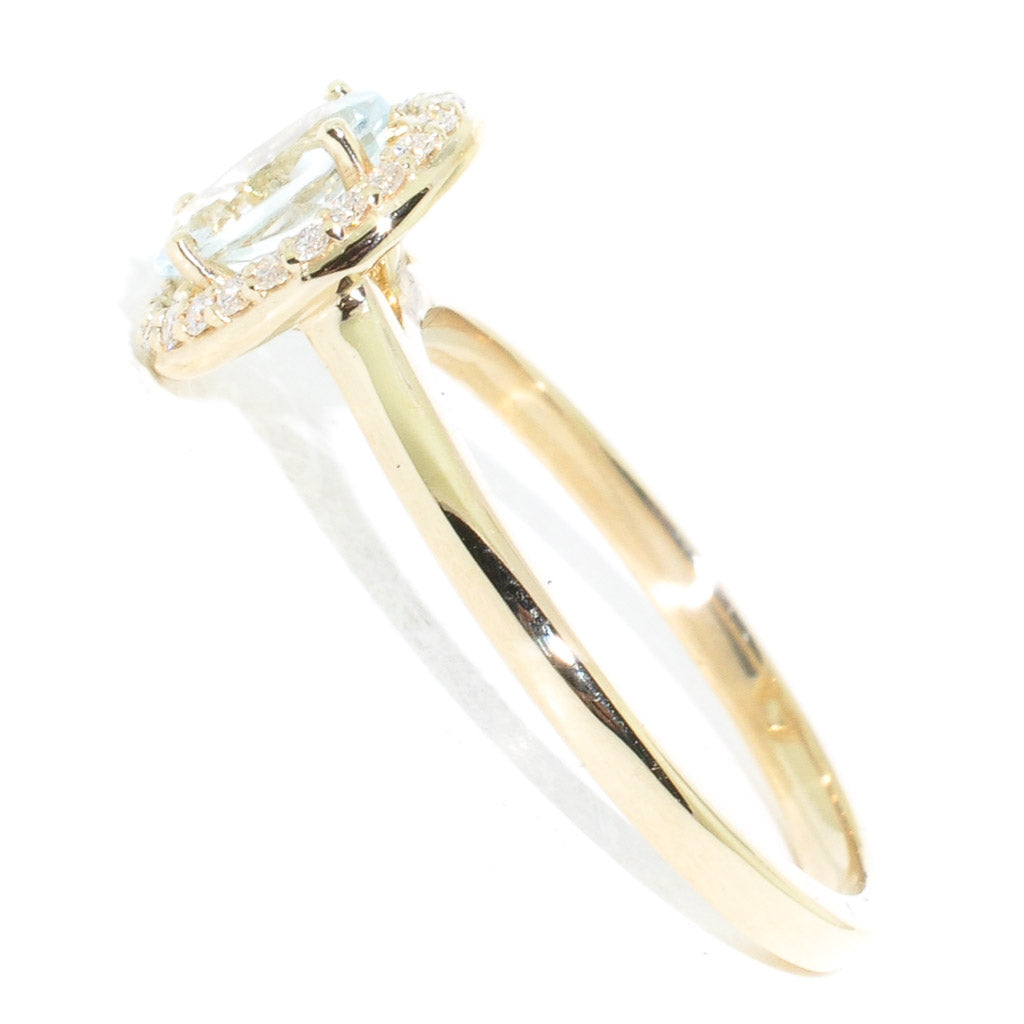 10KT Yellow Gold 1.00CT Oval Shape Aquamarine and Diamond Ring.