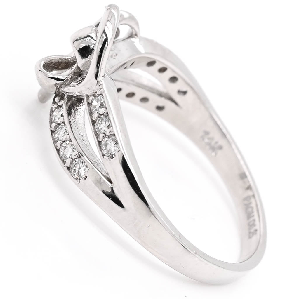 14KT White gold 0.25CTW Diamond Heart Bow Ring.