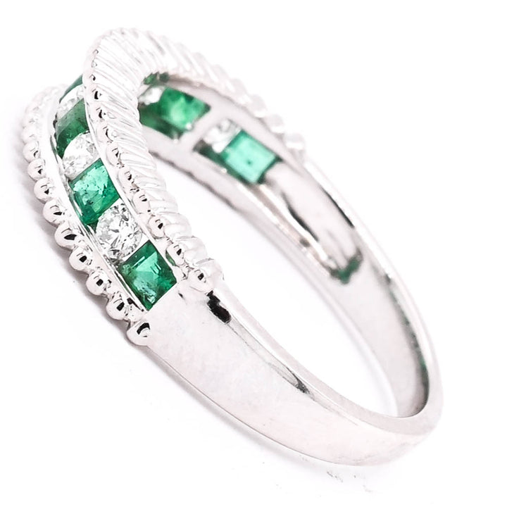 14KT White Gold 0.32CTW Green Emerald and Diamond Ring.